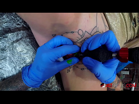 ❤️ Tsis tshua muaj tattooed hottie Sully Savage tau txais tattoo ntawm nws clitoris ☑ Porno vk ntawm peb ❤